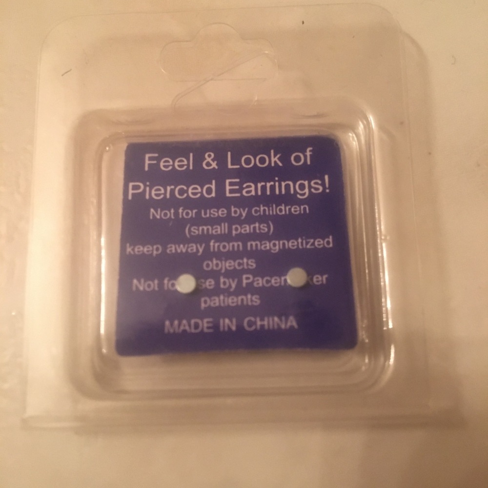 💎 MAGNETIC EARRINGS 💎  NWT - Picture 2 of 2